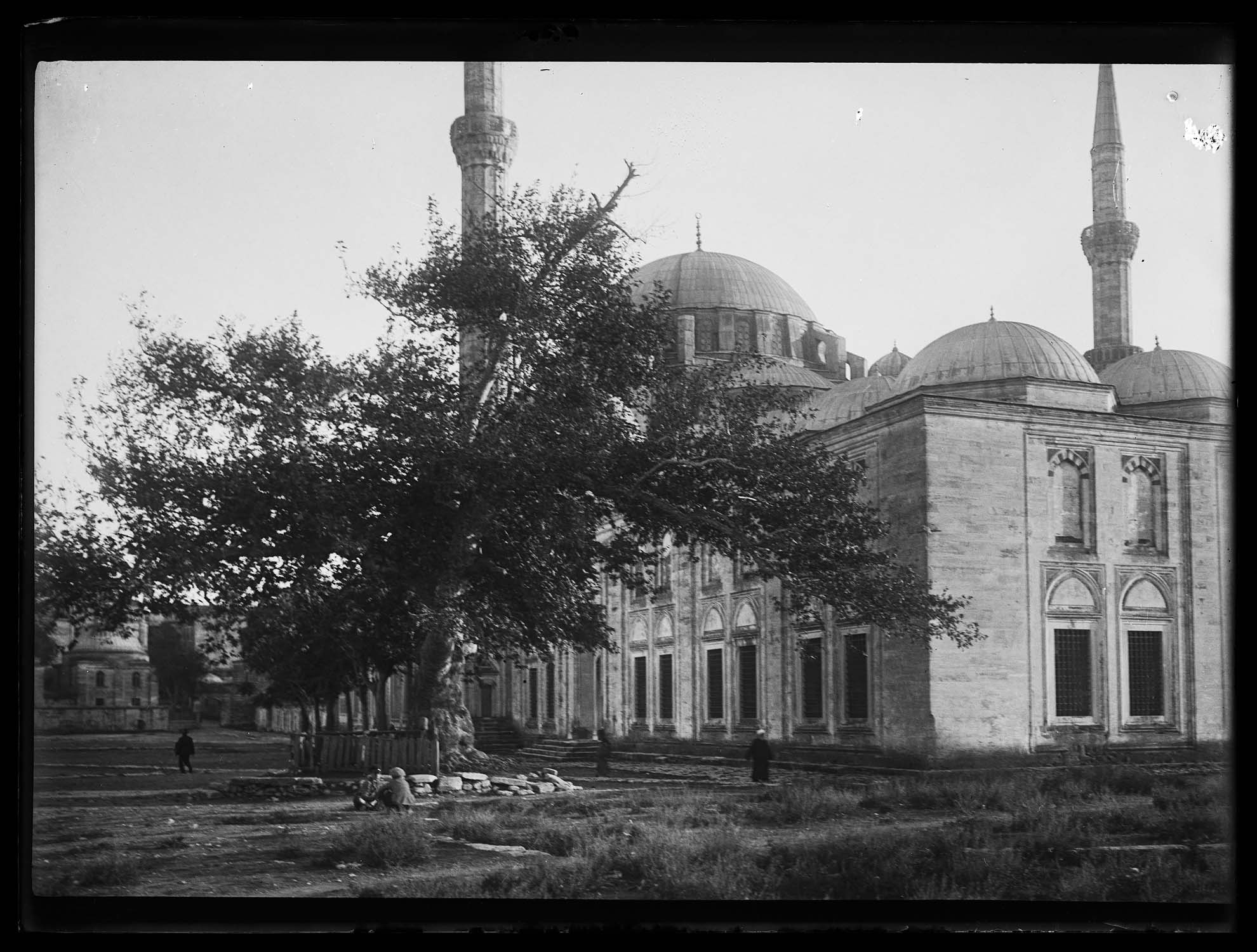 Enceinte de la mosquée, coté nord et ouest, avec la coupole et deux minarets en arrière-plan